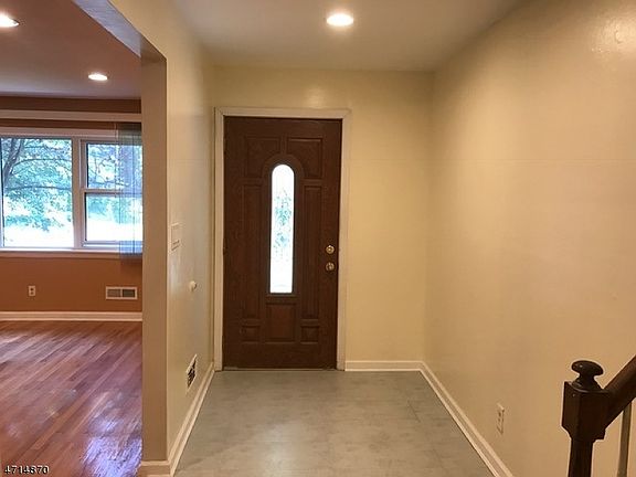 2nd image of 10 Taft Ct