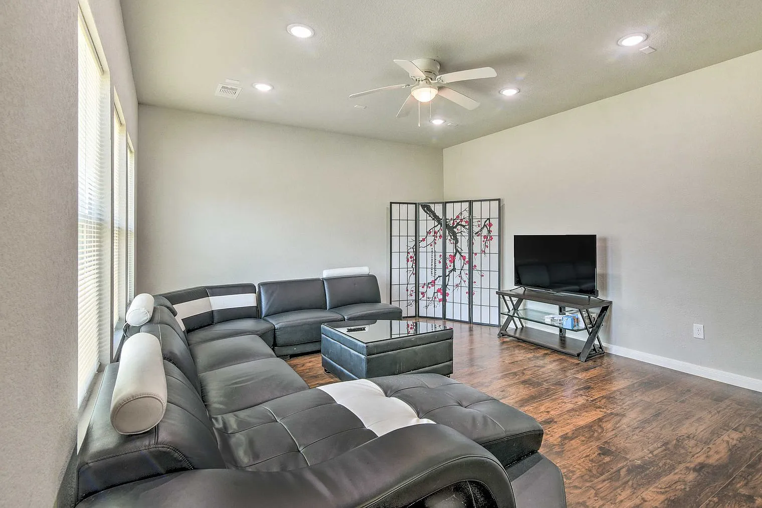 3 bed, 2.0 bath, 1808 sqft, $4,276 — Photo 3