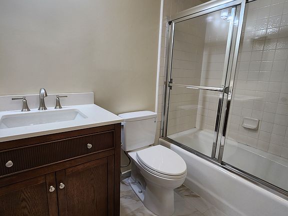 3rd image of 414 De La Vina St APT D
