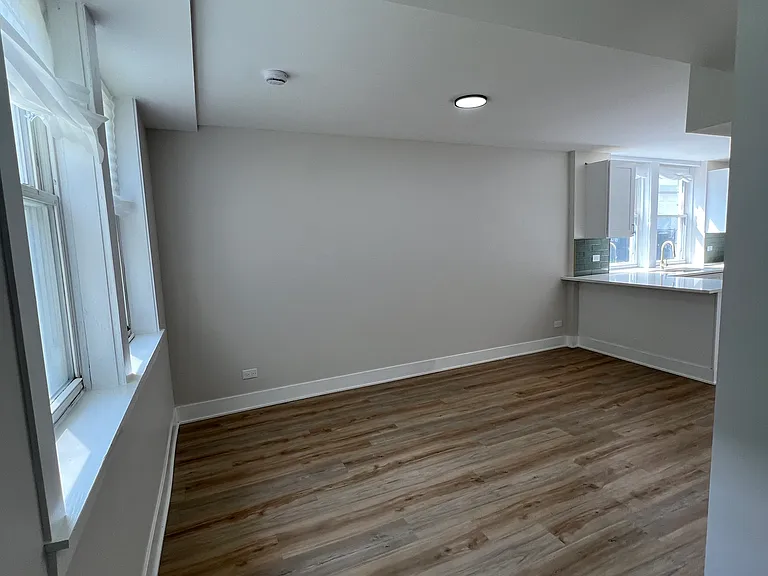 646 W 47th Pl #1 — Photo 2