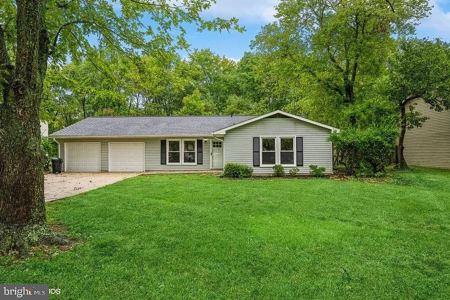1000 Ivy Ln photo 1
