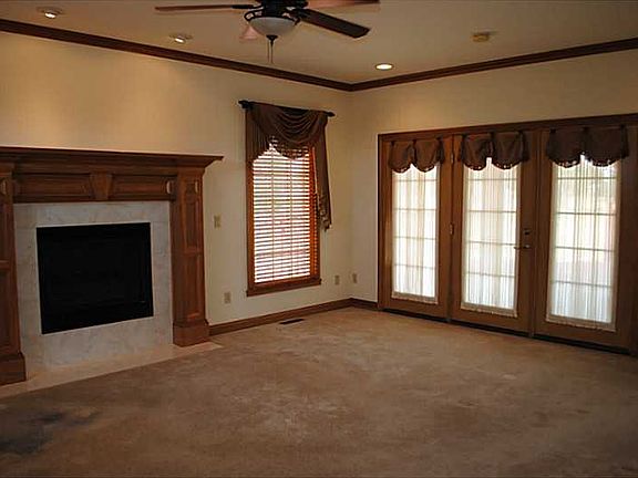 3rd image of 1108 S Smith Dr