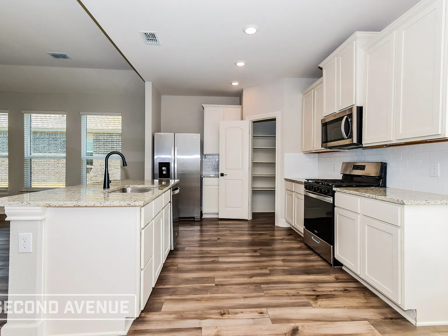 4 bed, 2.0 bath, 1801 sqft, $1,975 — Photo 3
