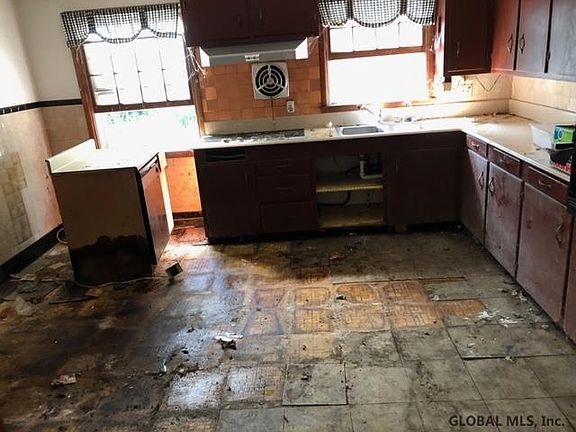 4th image of 37 Pine St