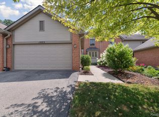 1025 Pinewood Ct, Brighton, MI