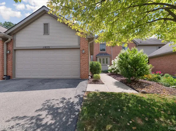 1025 Pinewood Ct, Brighton, MI 48116