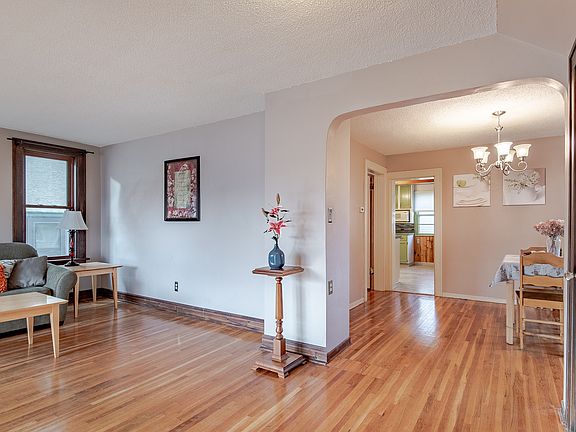 5th image of 1007 Hawthorne Ave E