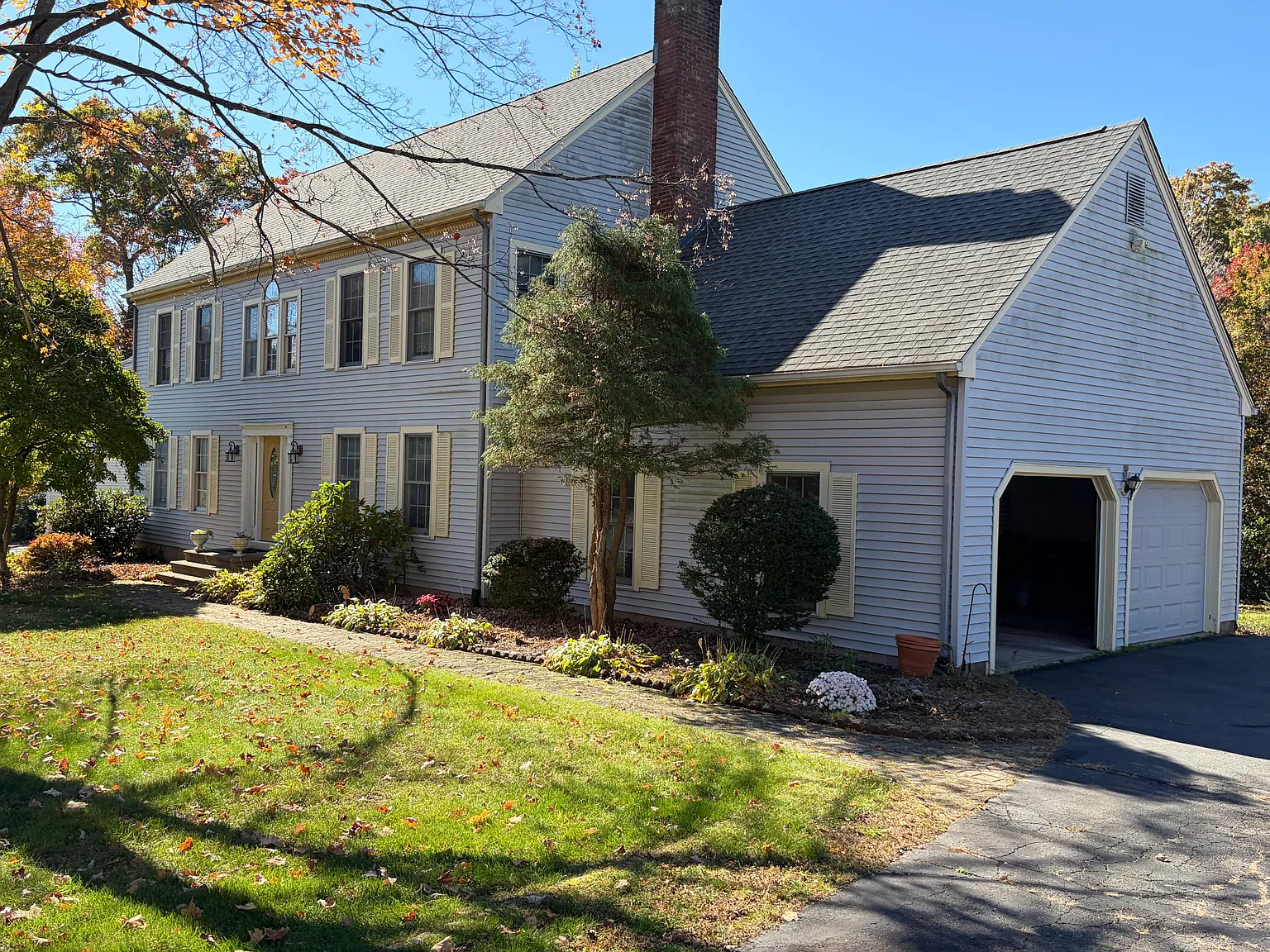 4 bed, 2.5 bath, 2392 sqft, $3,900 — Photo 3