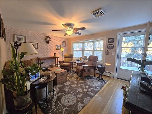 5th image of 402 Main St