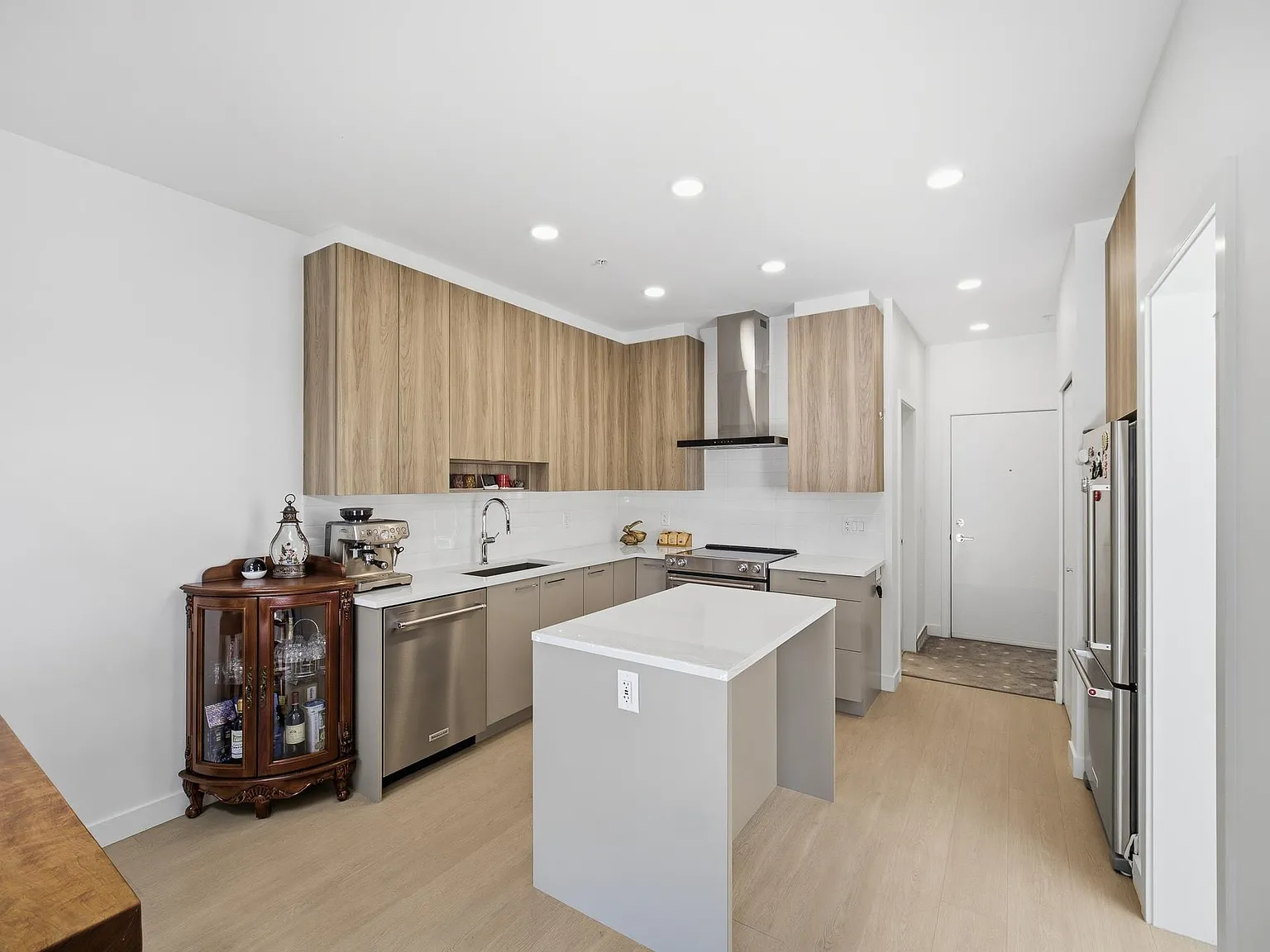 2 bed, 783 sqft, $2,700 — Photo 2