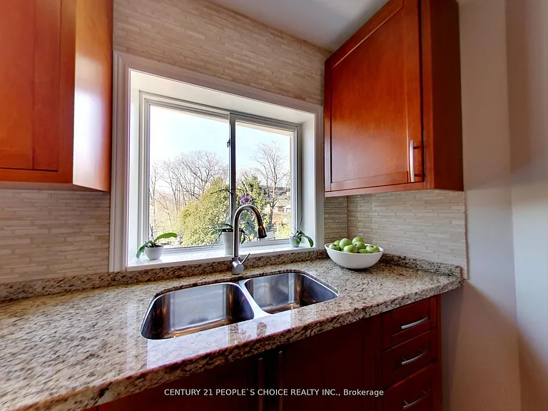 63 Stephen Dr — Photo 4