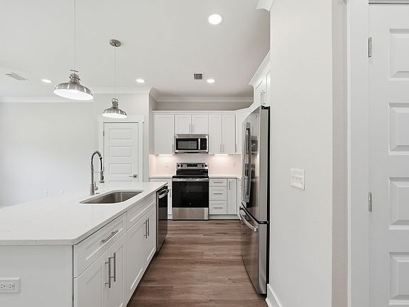 5th image of 691 Woodlawn Ave