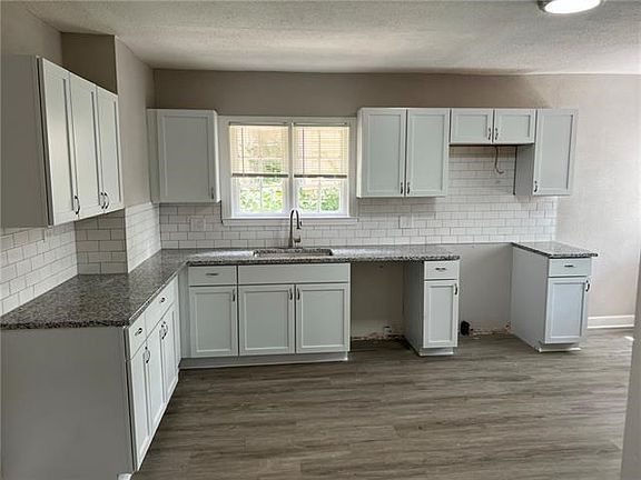 3rd image of 1851 Oakland Ave