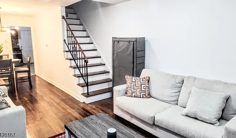 8 Van Nostrand Ave — Photo 4