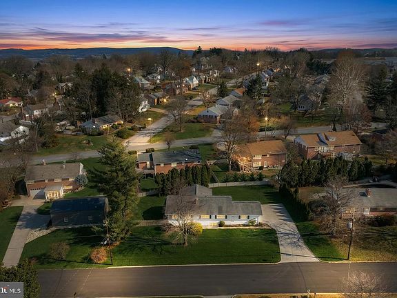 4th image of 1615 Crestlyn Rd