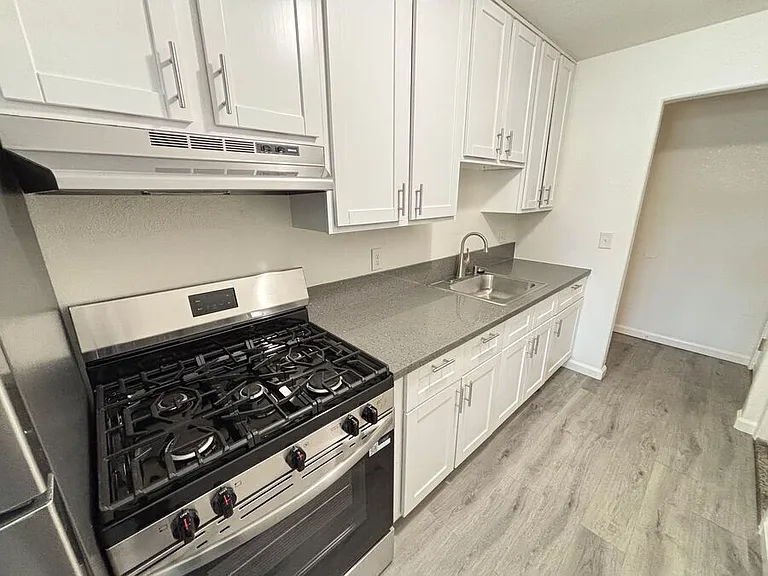 2227 Bonar St #D — Photo 5