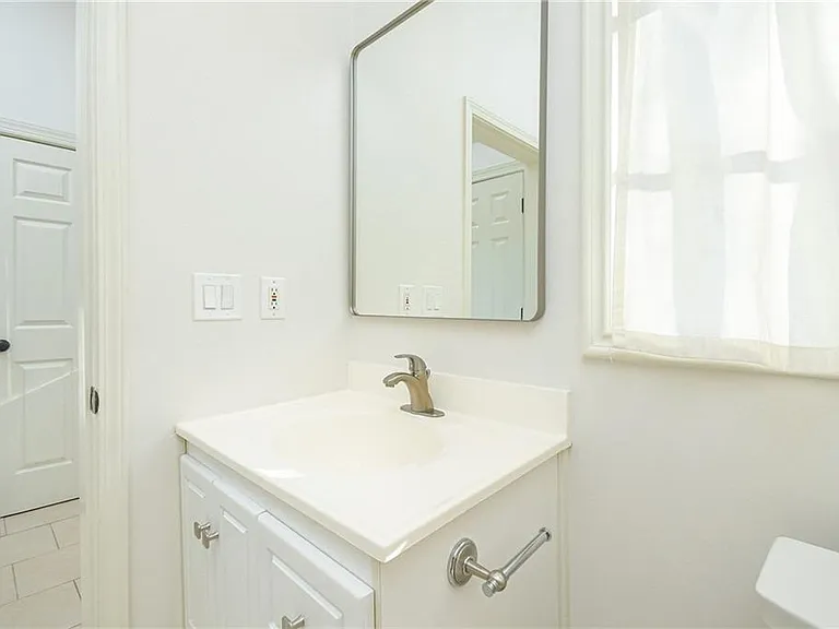 327 4th St NE #B — Photo 10