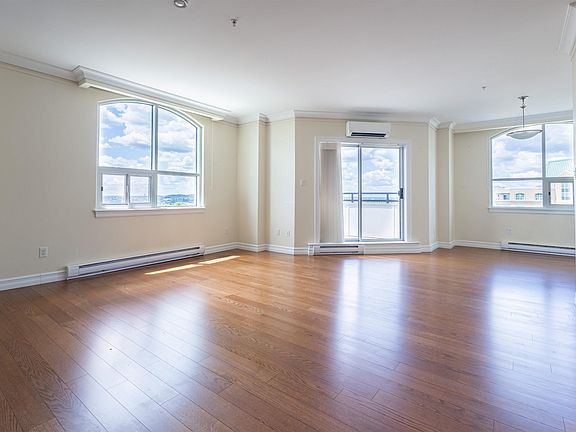 4th image of 2677 Gladstone St #1206