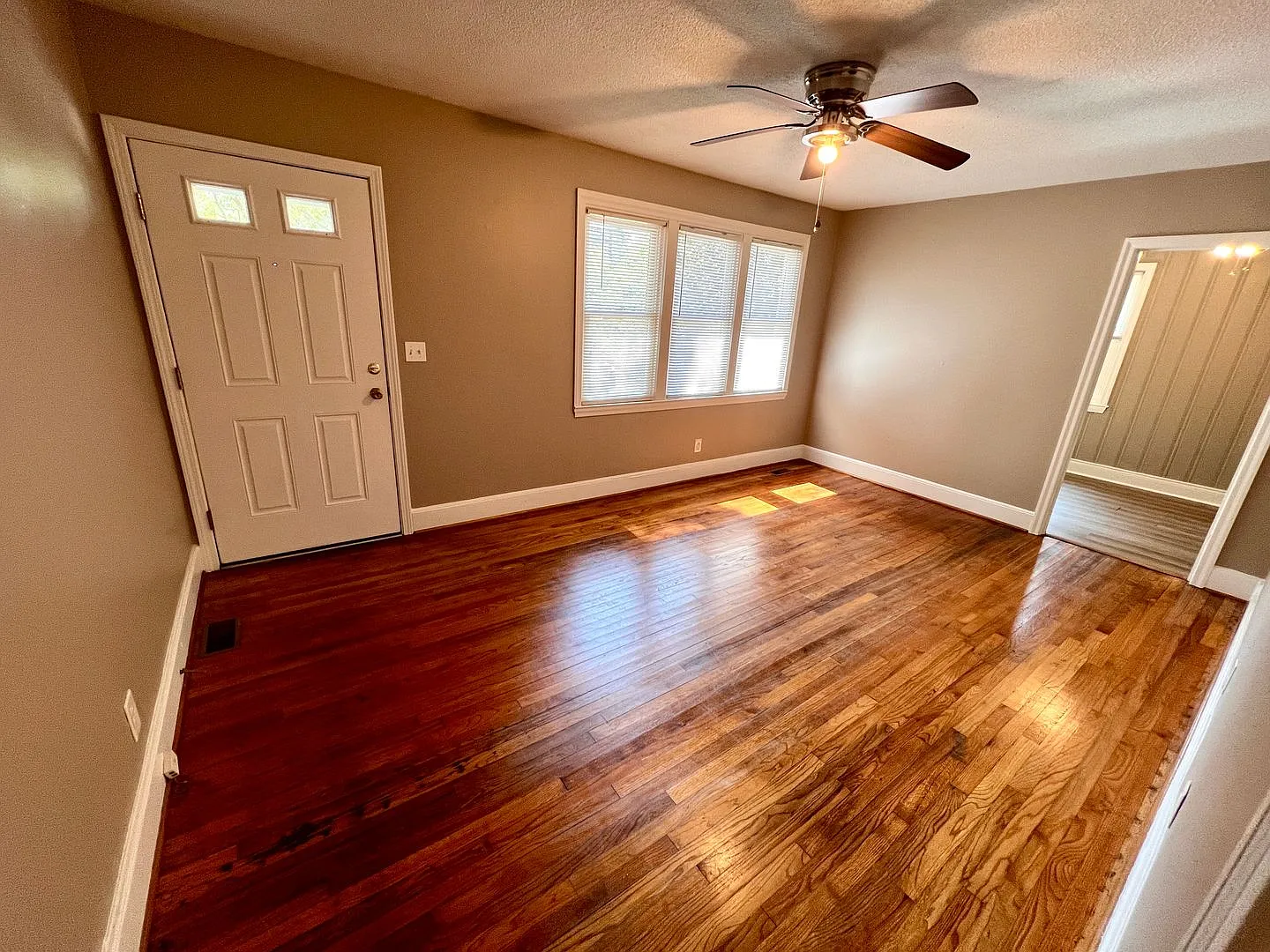 Charming 3-Bedroom Brick Home with Hardwood Floors in Cayce — Photo 2