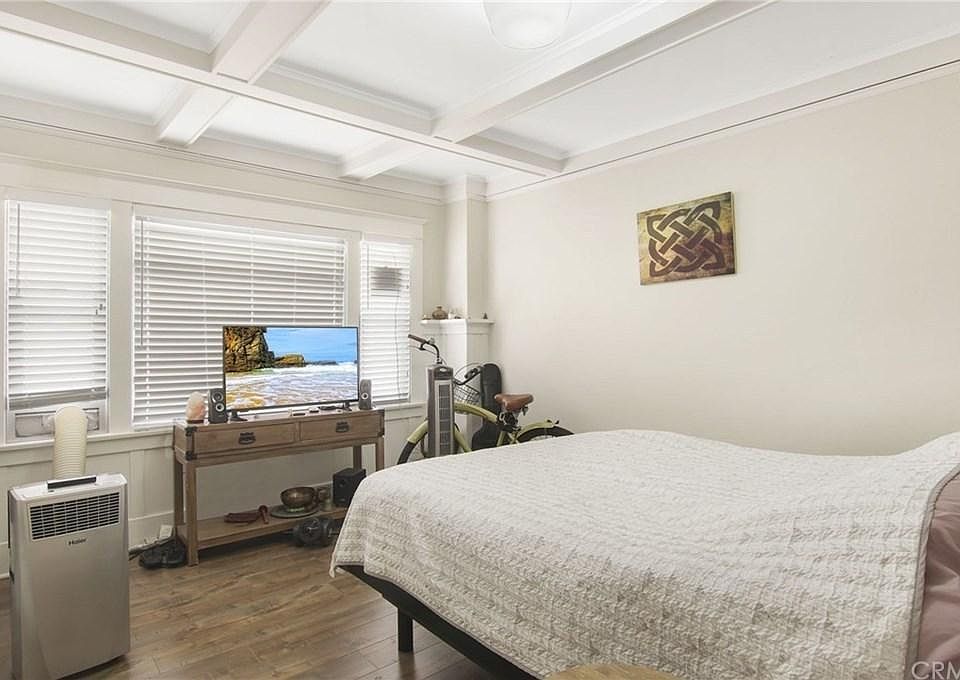 1st image of 1150 E 1st St APT 3