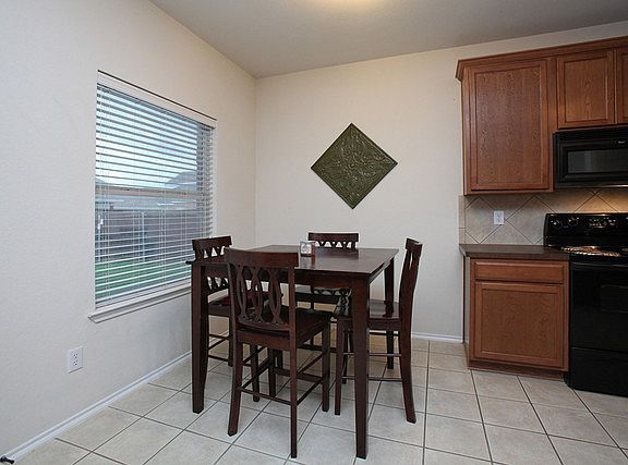 5th image of 521 Highmoor Ct