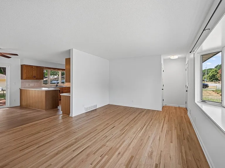 2036 Coral Ln — Photo 8