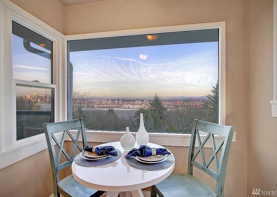 This house has 3 different places to eat in. Keeps every meal fresh!