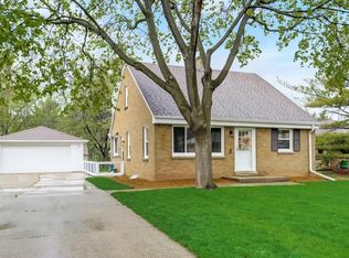 4225 N 95th St, Wauwatosa, WI 53222