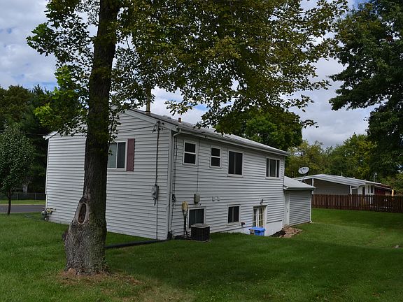 3rd image of 10 Waterford Dr