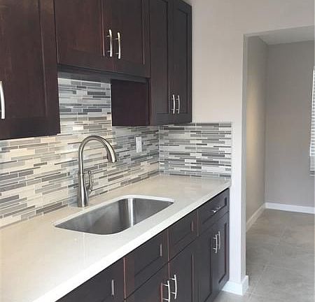 3rd image of 418 SE 9th Ct