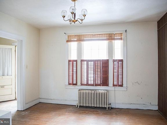 4th image of 32 E Clifford St