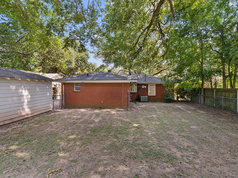826 Martha Ln — Photo 12