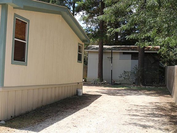 Driveway extends to backyard to 1 car carport/wrkshop/storage