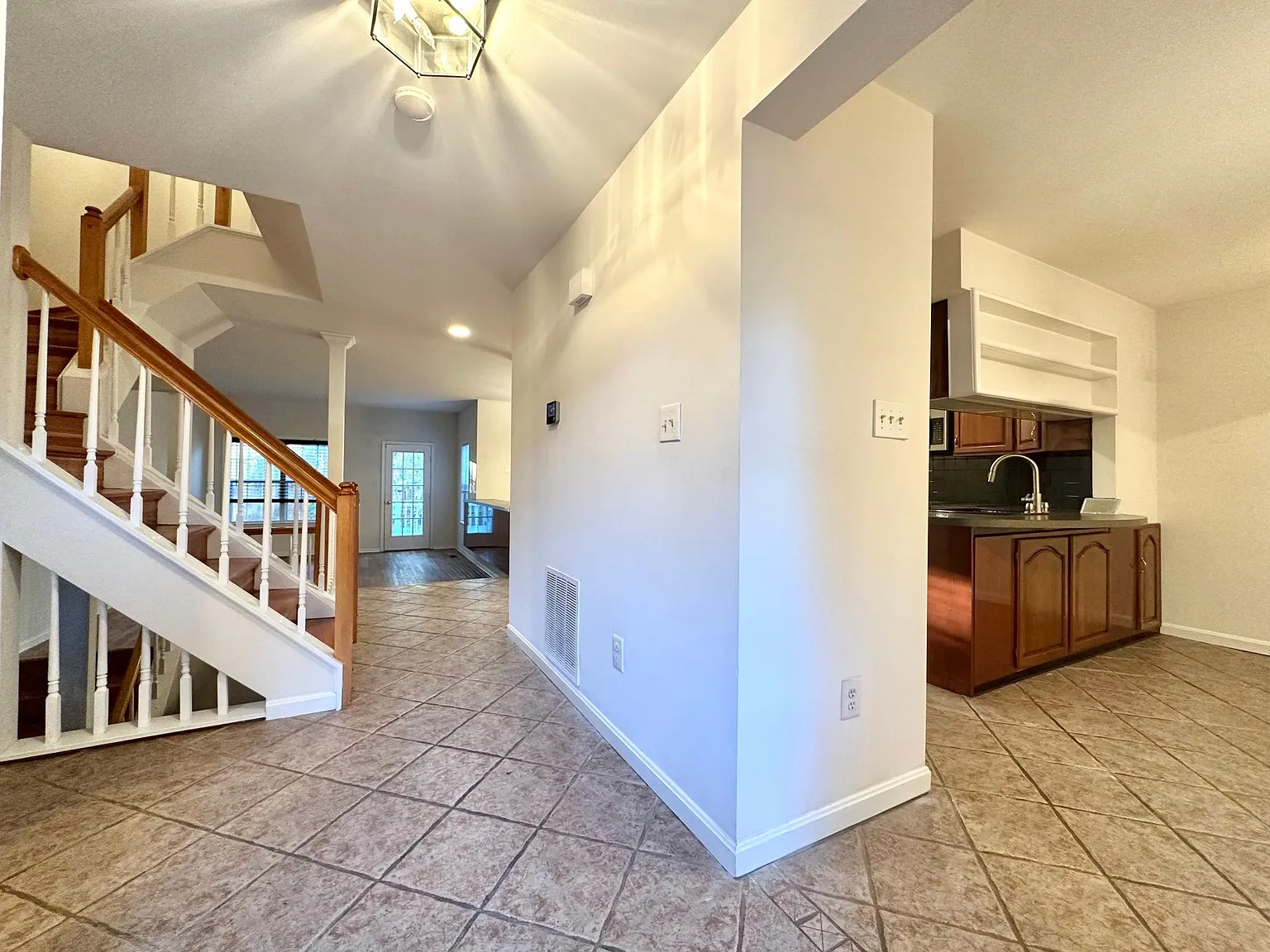 4 bed, 2611 sqft, $3,300 — Photo 3