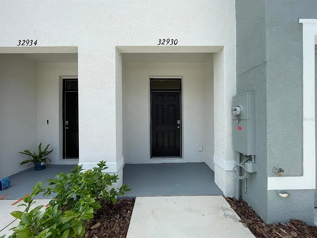 3 bed, 2.5 bath, 1673 sqft, $2,050 — Photo 2