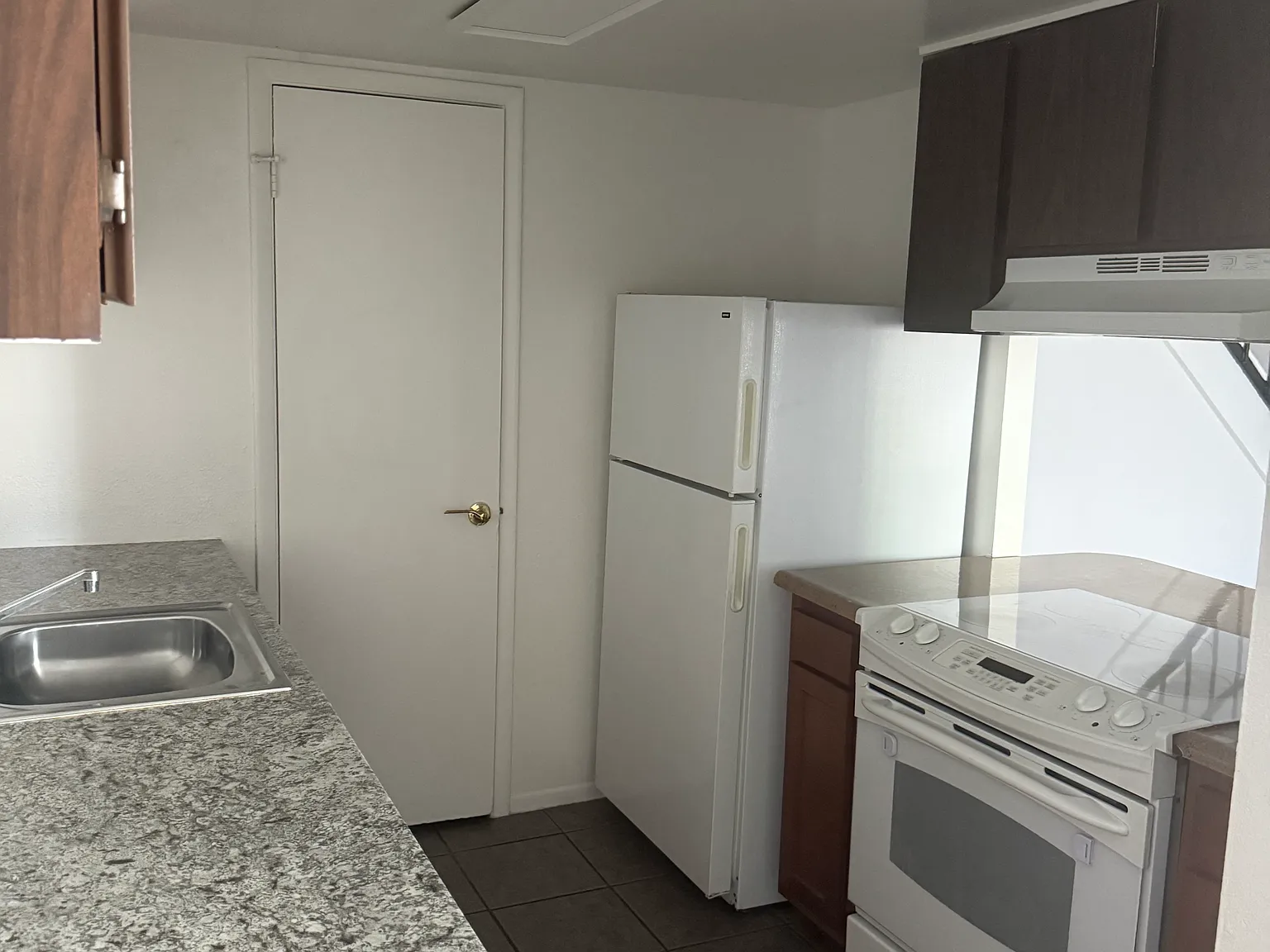 3 bed, 1090 sqft, $1,575 — Photo 3