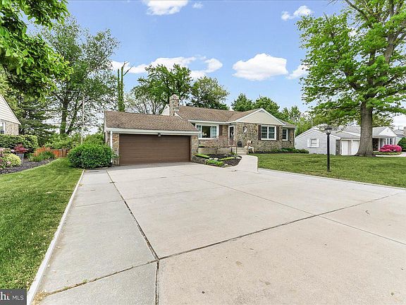 3rd image of 4676 Malden Dr