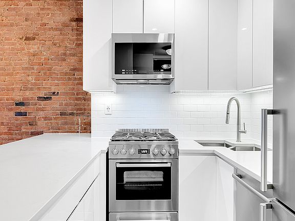 5th image of 107 W 70th St #Penthouse 5f
