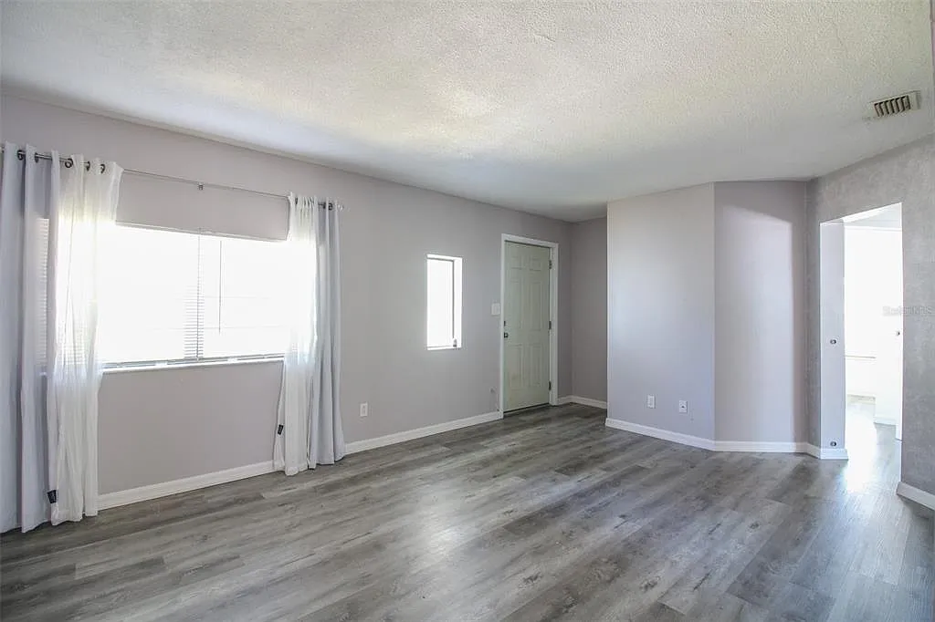 2 bed, 1.0 bath, 990 sqft, $1,400 — Photo 4