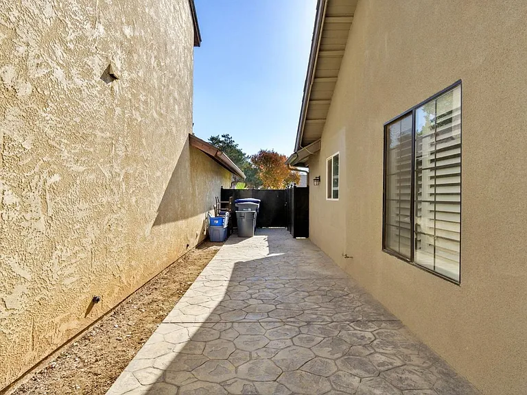 1050 E Fallbrook Ave — Photo 19