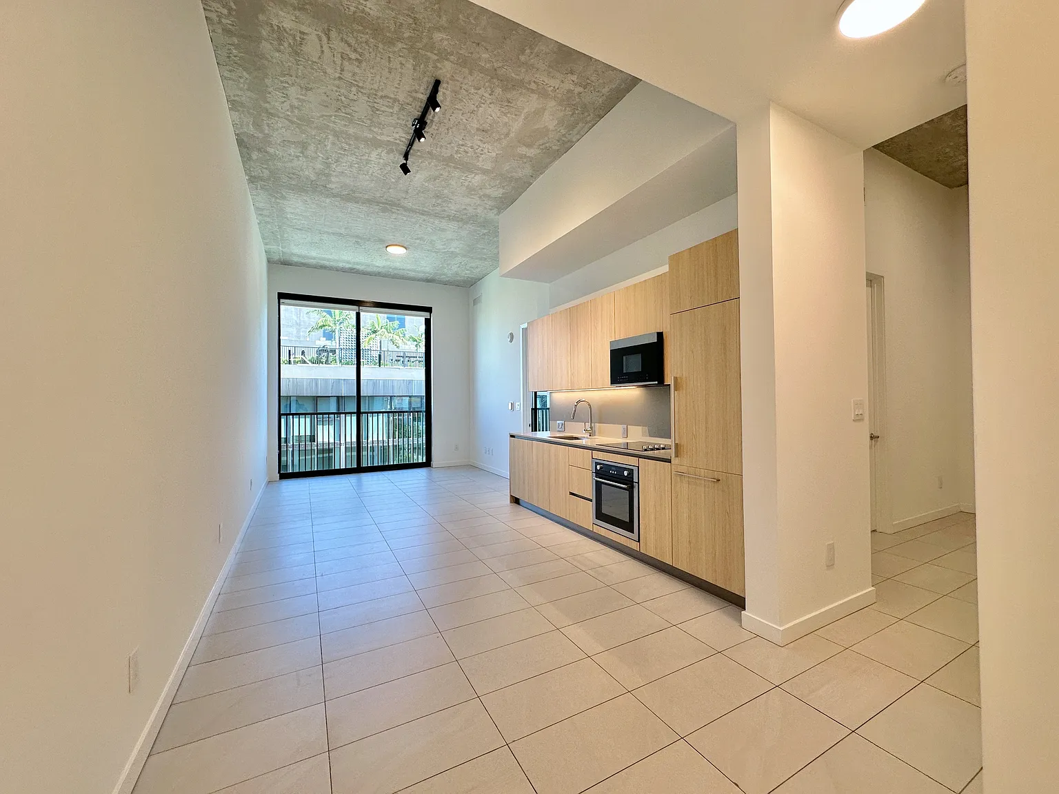 1 bed, 765 sqft, $2,569 — Photo 3