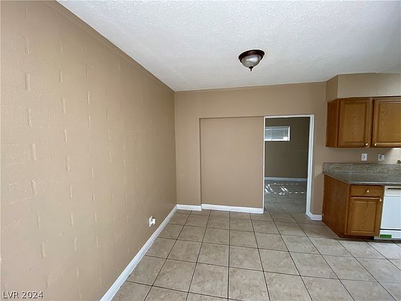3rd image of 1120 Greenway Dr