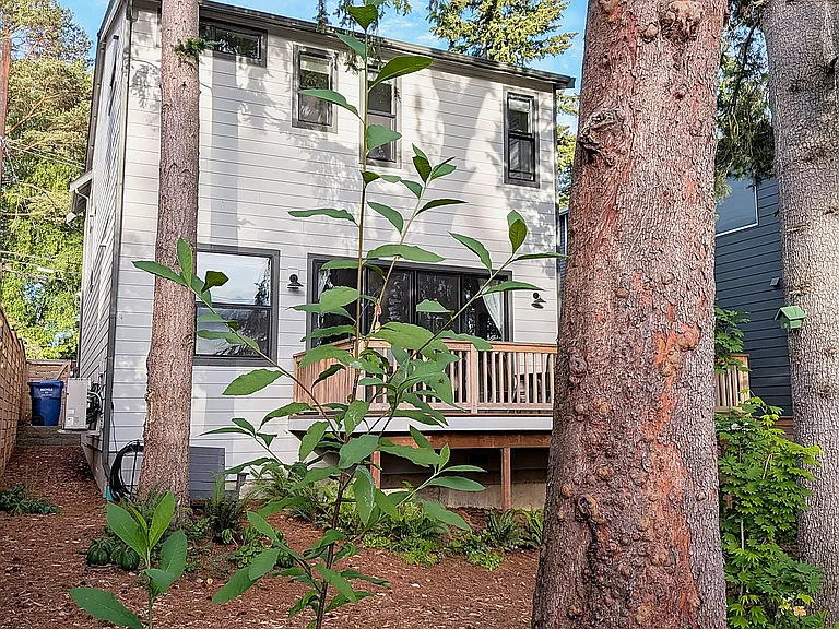 31st Ave NE — Photo 31