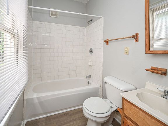 4th image of 2344 Victor St