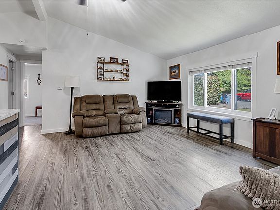 3rd image of 16302 118th Avenue Ct E