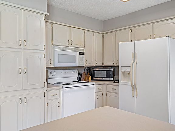 5th image of 305 W 7th St