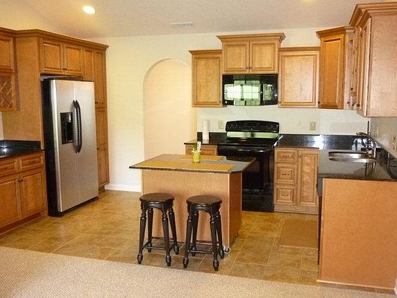 5th image of 82 Cambridge Cir