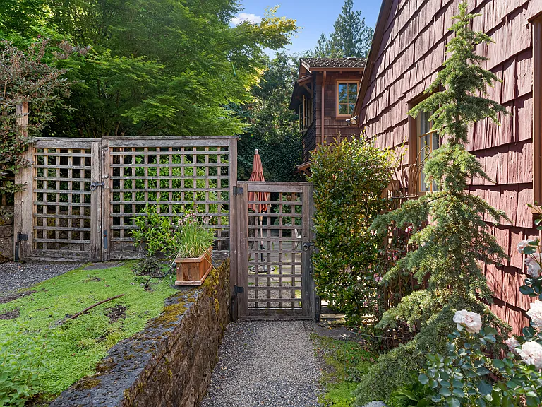 2731 SW Old Orchard Rd — Photo 44