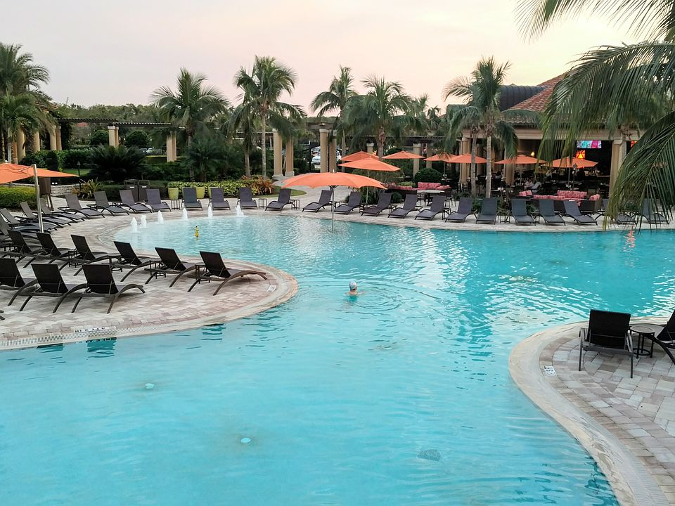 Awesome pool w waterfalls & bar