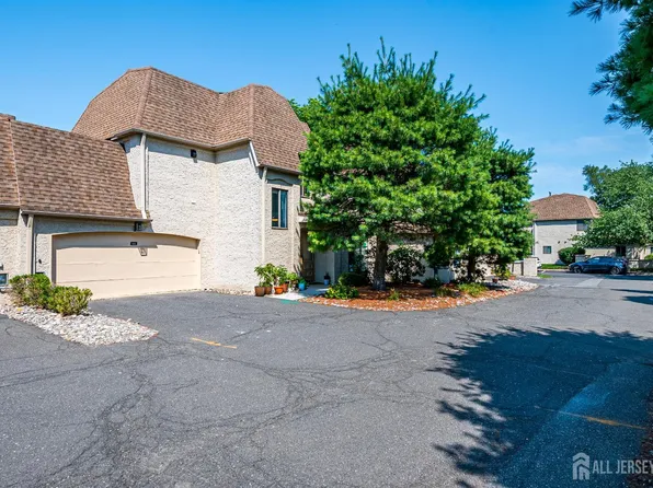 66 Gate House Ln, Edison, NJ 08820